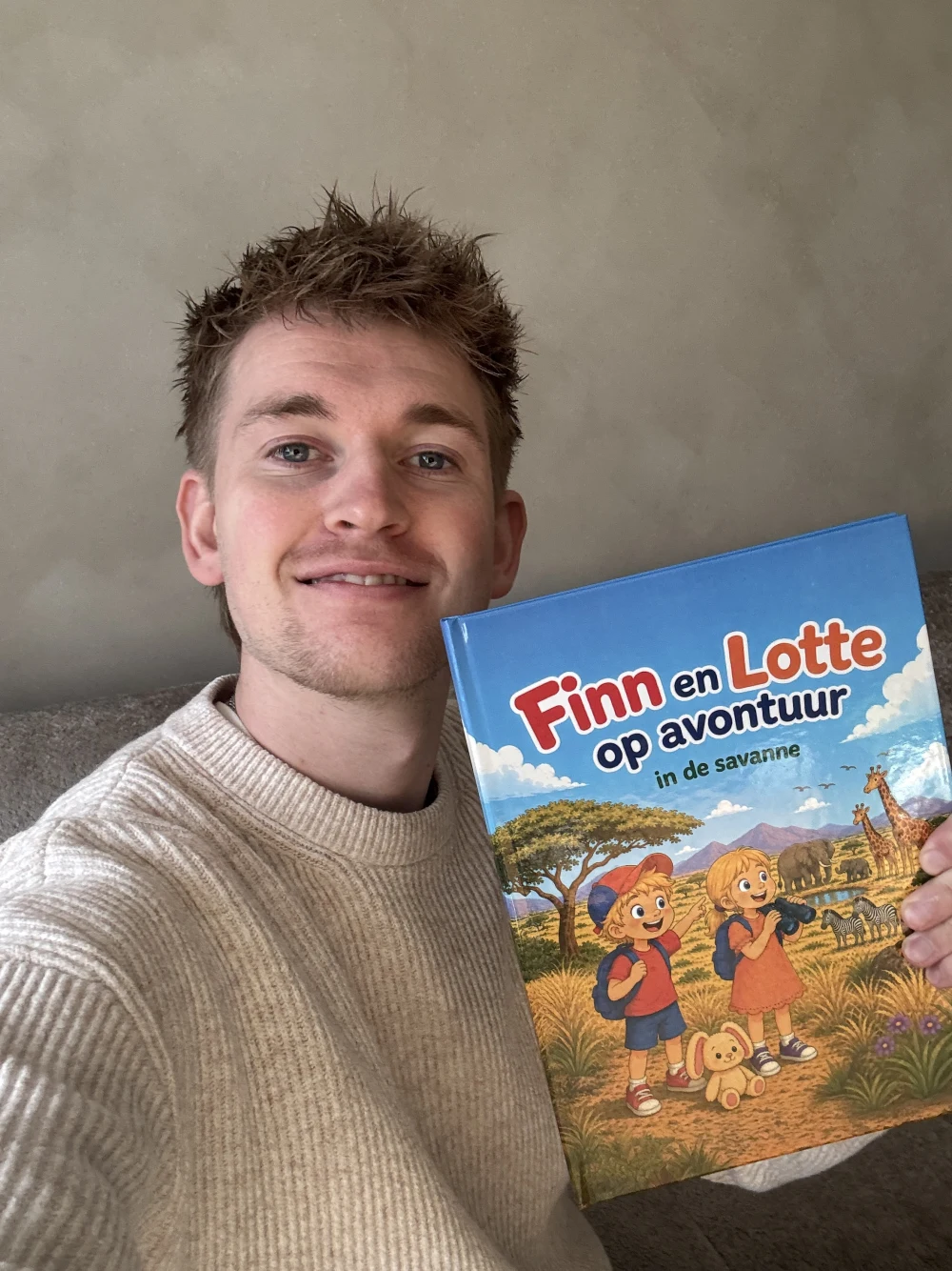 Persoon met het boek Finn en Lotte op avontuur in de savanne